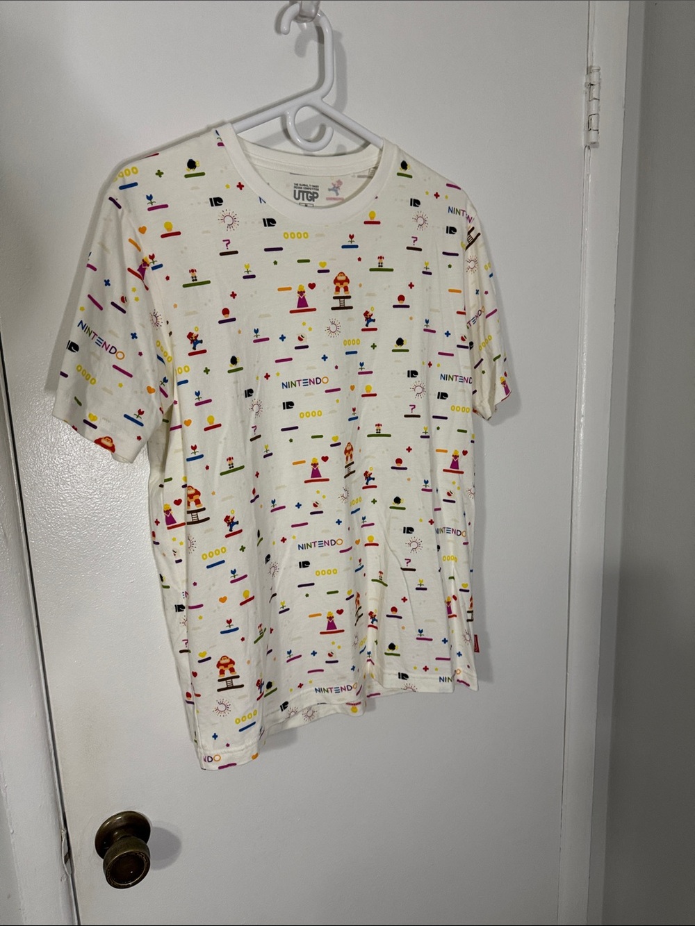 Uniqlo Men’s Medium White Mario Donkey Kong Nintendo Pixel All-Over Graphic Tee
